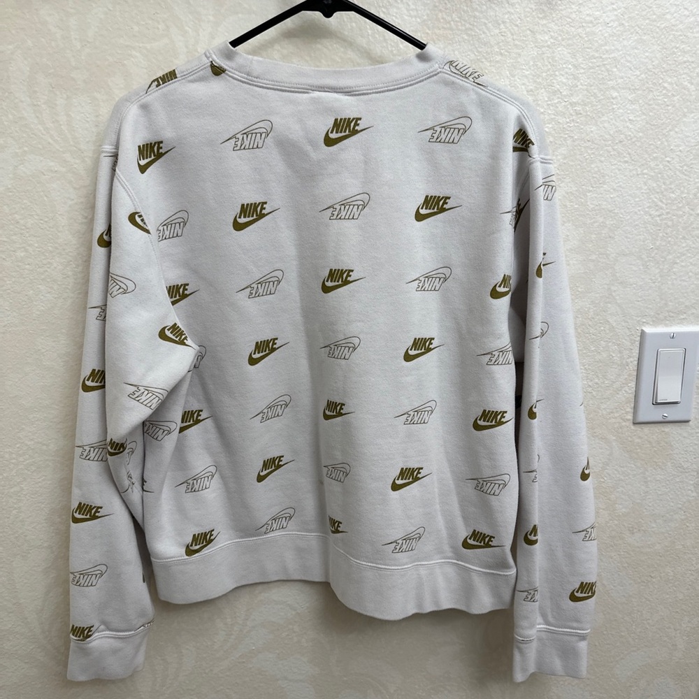 Women’s Nike white crew neck sweatshirt with gold Nike logos